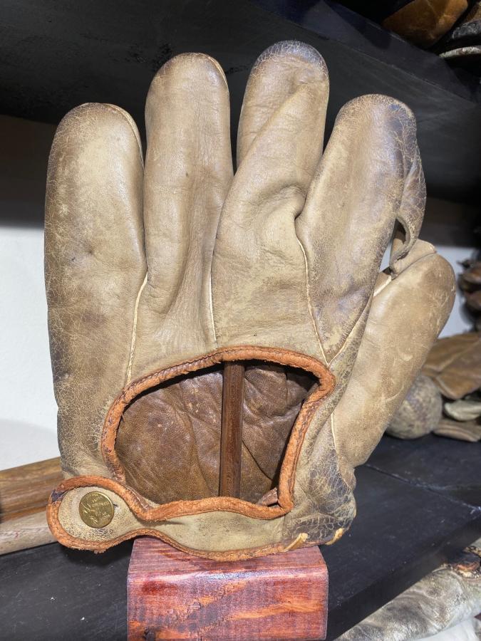 Des Moines 523K 1 Inch  Back Des Moines Baseball Glove Collector