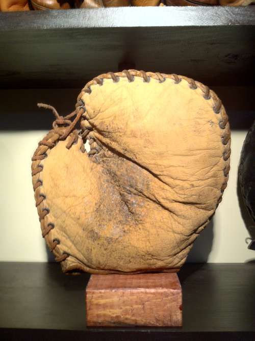 D&M Basemitt Light Front