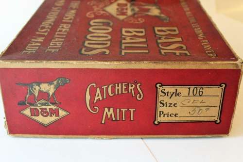 D&M 106 Catchers Mitt Box