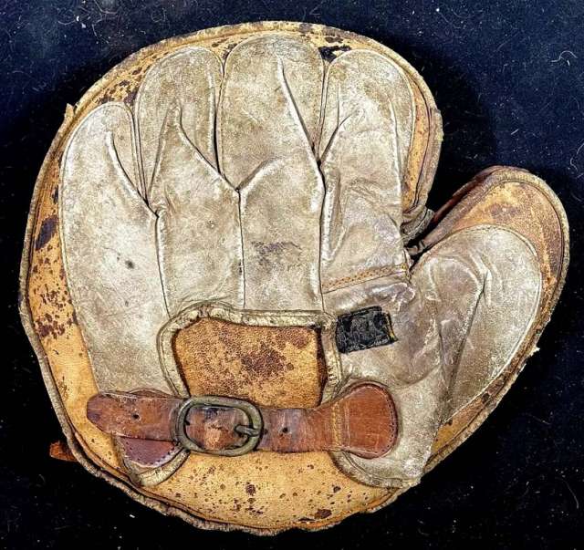 D&M Adjustable Heel Catchers Mitt Back