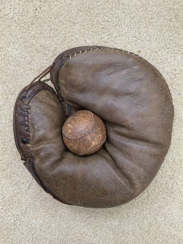 D&M Adjustable Heel Catchers Mitt Front