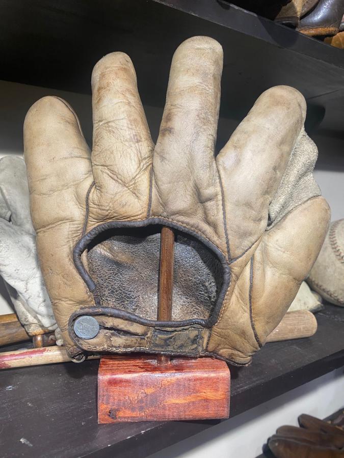 D&M Full  Back Draper Maynard Baseball Glove Collector Gallery