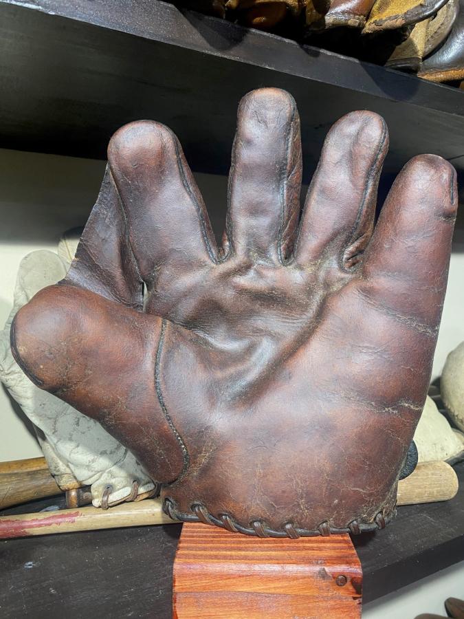 D&M Full  Brown Front Draper Maynard Baseball Glove Collector