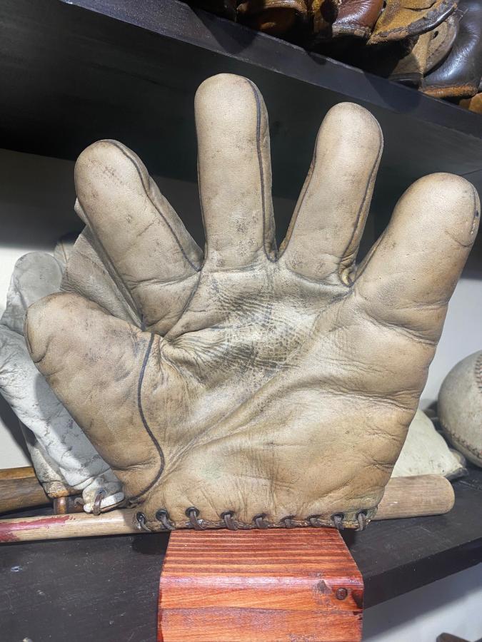 D&M Full  Front Draper Maynard Baseball Glove Collector Gallery