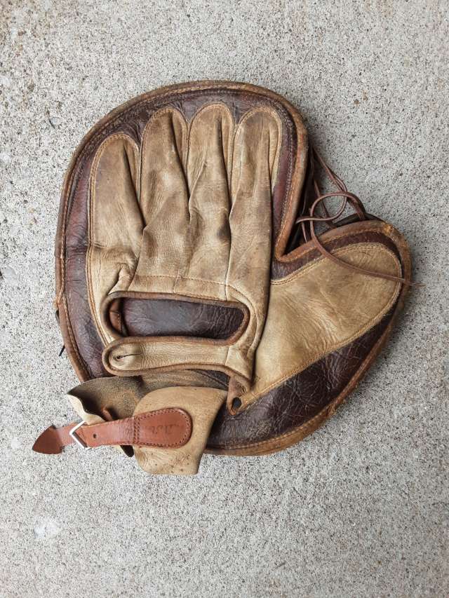 William Read & Sons Crescent Catchers Mitt Back