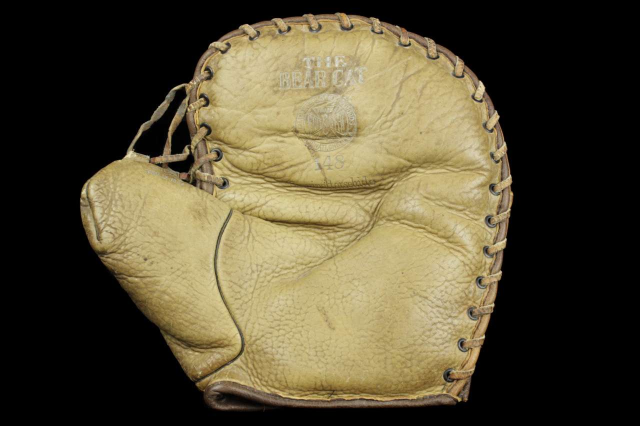 Goldsmith 148 Bear Cat Basemitt Front Base Mitts Goldsmith