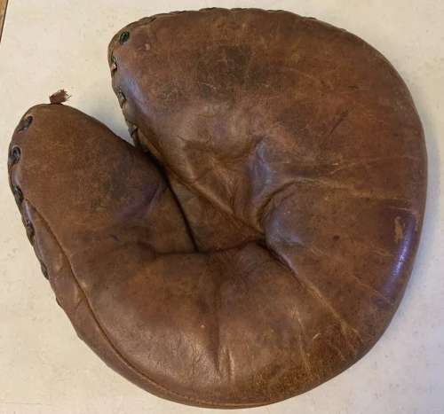 Nokona Buckle Back Catchers Mitt Front