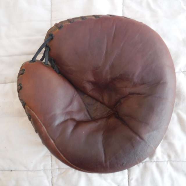 Nokona CM43 Catchers Mitt Front