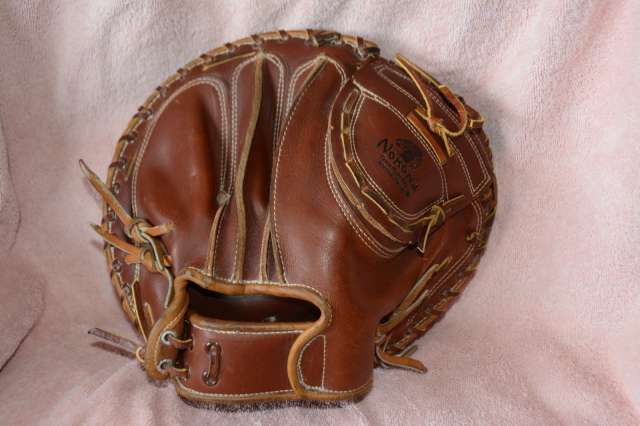 Nokona CM72 Catchers Mitt Back