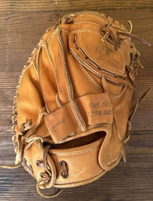Nokona CM73 The Bulldog Catchers Mitt Back