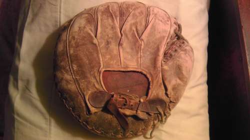 Buckleback Catchers Mitt Brown Back