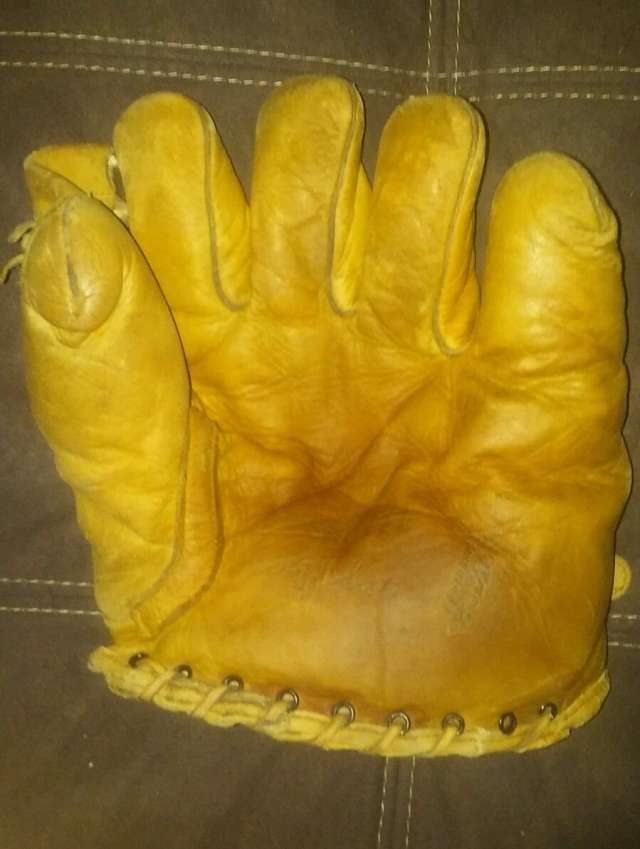 Sibby Sisti Glove Front