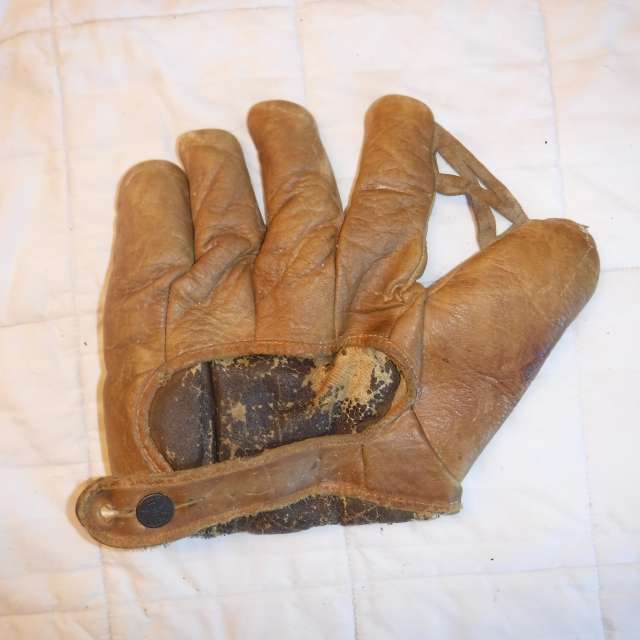 Gene Schott Pennant 26 Back