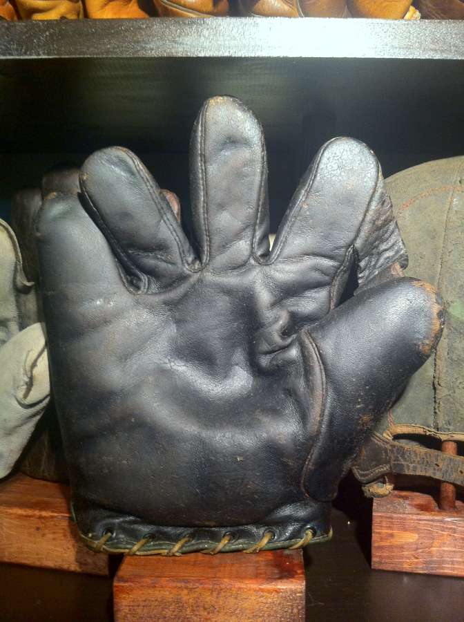 Pennant 1 Inch  Black Lefty Front Pennant Baseball Glove