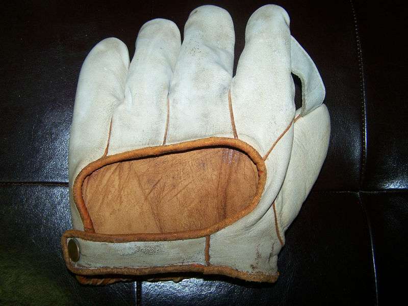 Pennant 1K563 White 1 Inch  Back Pennant Baseball Glove