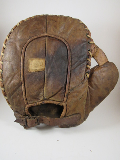 Spalding CD Red Cross Basemitt Back