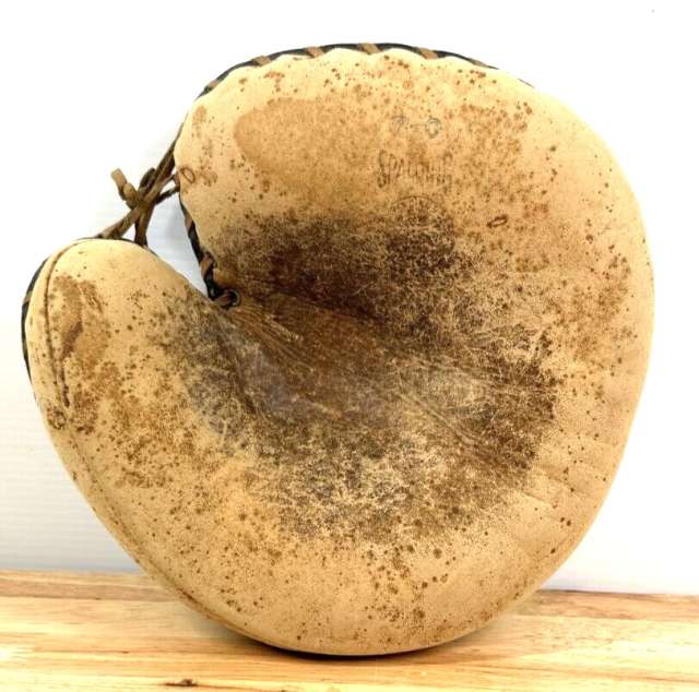 Spalding 7-0 Catchers Mitt Front