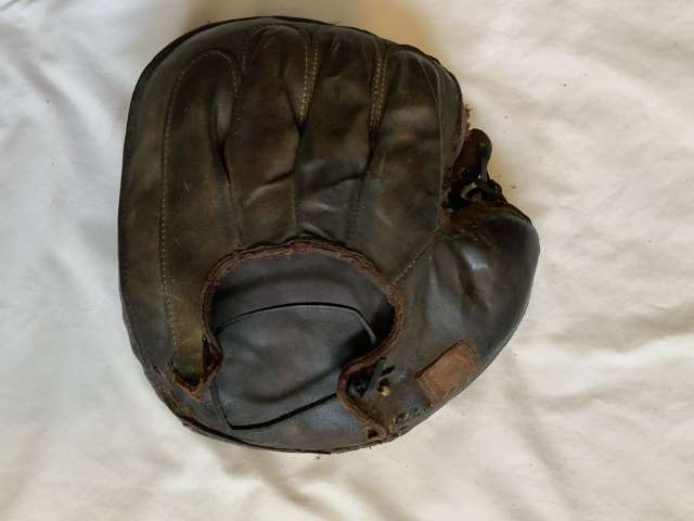Spalding Grommet Catchers Mitt Back
