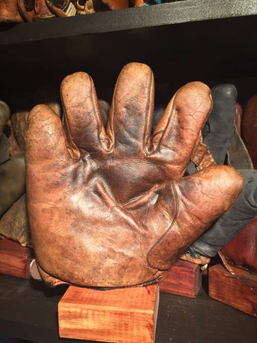 Spalding 1 Inch Web Bown Lefty Front