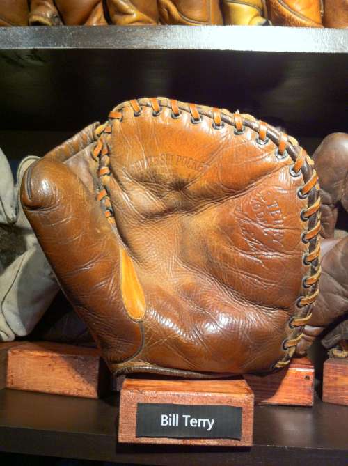 Bill Terry Wilson 550 Basemitt Front